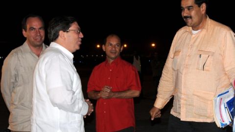 El canciller cubano, Bruno Rodríguez (2 i),  recibe al vicepresidente venezolano, Nicolás Maduro (d), a su llegada ayer al aeropuero de La Habana.