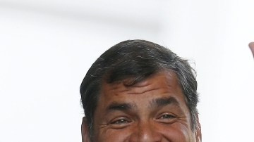 El presidente de Ecuador, Rafael Correa, cuando saludaba al llegar a reunión con su homólogo de Chile, Sebastian Piñera.