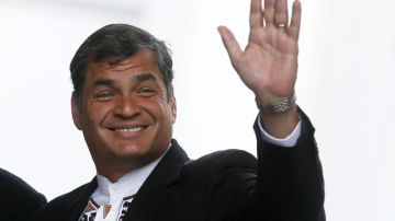 El presidente de Ecuador, Rafael Correa, cuando saludaba al llegar a reunión con su homólogo de Chile, Sebastian Piñera.