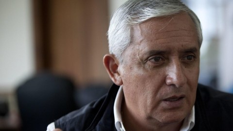 El presidente de Guatemala, Otto Pérez Molina, habla con Efe  durante una entrevista en la Ciudad de Guatemala.