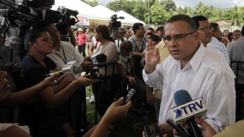 El presidente  Mauricio Funes dice que  la economía de su país está 'dolarizada', por ello su inquietud.