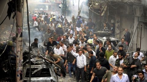 Decenas de civiles cuando buscaban víctimas de entre los escombros, tras producirse uno de los tantos  atentados suicidas por coche-bomba en Damasco, la capital de Siria.