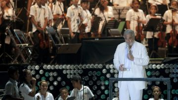 Plácido Domingo (centro) en el concierto a beneficio de las Orquestas Infantiles de Guerrero.