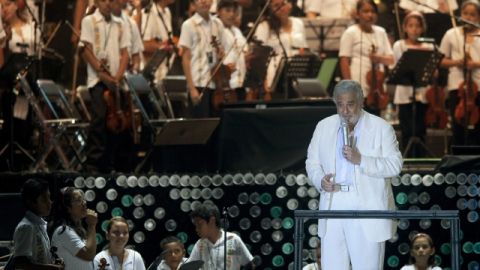 Plácido Domingo (centro) en el concierto a beneficio de las Orquestas Infantiles de Guerrero.