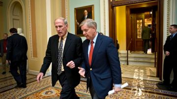El senador Dan Coats (i) y el senador Lindsey Graham salen de la Cámara del Senado.