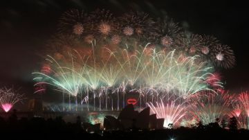 Fuegos de artifico estallan en el cielo de Sydney, Australia, sobre el puente Harbour, durante las celebraciones del Año  Nuevo.