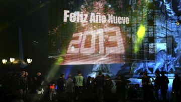 Miles de mexicanos celebraban la llegada del Año Nuevo ayer,  ante el Ángel de la Independencia, en Ciudad de México.