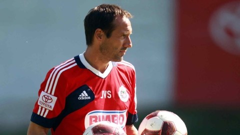 El técnico  John Van't Schip espera levantar el trofeo de campeón con el Guadalajara.
