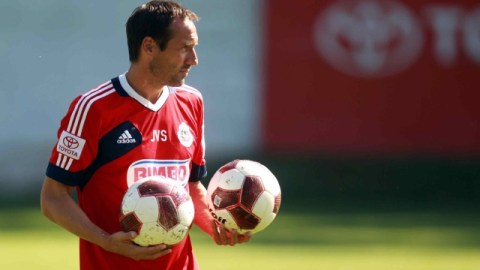 El técnico  John Van't Schip espera levantar el trofeo de campeón con el Guadalajara.