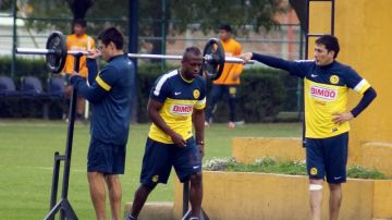 Cristian Benítez, al centro, realiza ejercicios de resistencia física mientras  el argentino Rubens Sambueza lo observa.
