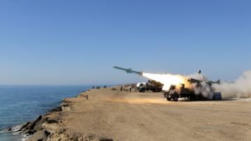 Un misil Ghader es lanzado desde un área cercana al puerto de Jask, en Irán,  en las orillas del mar de Omán, ayer.