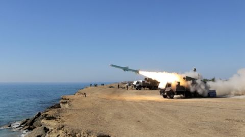 Un misil Ghader es lanzado desde un área cercana al puerto de Jask, en Irán, en las orillas del mar de Omán, ayer.