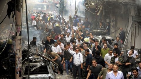 Decenas de civiles buscan víctimas de entre los escombros, después de producirse un atentado de un coche-bomba en Damasco, la capital de Siria.