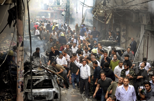 Decenas de civiles buscan víctimas de entre los escombros, después de producirse un atentado de un coche-bomba en Damasco, la capital de Siria.