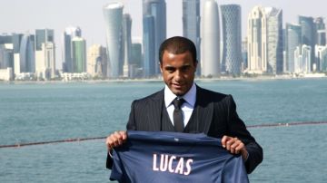 El brasileño Lucas Moura posa con su camiseta del PSG  luego de  la presentación efectuada ayer en el Museo de Arte Islámico de Doha.