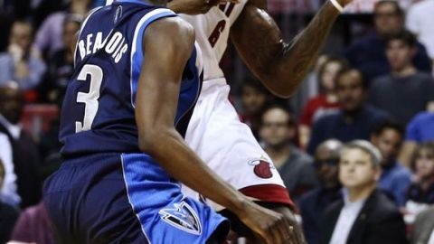 LeBron James(6), de Miami Heat va en contra Rodrigue Beaubois (3), de los Mavericks de Dallas, durante un partido de baloncesto en Miami,el 2 de enero de 2013.