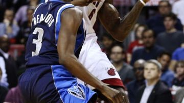 LeBron James(6), de Miami Heat  va en contra Rodrigue Beaubois (3), de los Mavericks de Dallas, durante un partido de baloncesto en Miami,el 2 de enero de 2013.