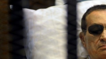 El expresidente Hosni Mubarak, condenado a cadena perpetua, podría volver a ser enjuiciado por  supuestamente haber mentido.