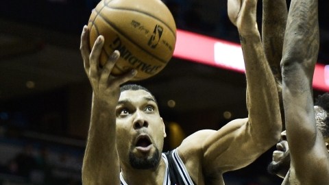 Tim Duncan (izq.), aquí superando a Larry Sanders,  fue la figura más dominante en el triunfo de San Antonio sobre Memphis.