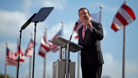 El nuevo gobernador, Alejandro Garcia Padilla, da su discurso inaugural en ceremonia a las afueras del Capitolio, en San Juan.