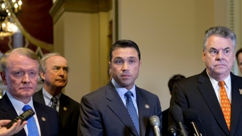 Legisladores republicanos hablan a los medios de prensa y televisión en el Capitolio de Washington después de haber tenido un encuentro con John Boehner, ayer.