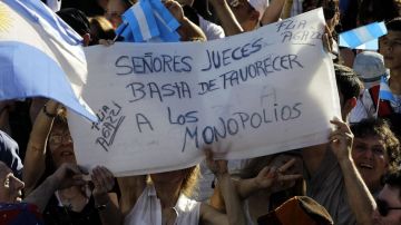 Las Madres de la Plaza de Mayo marcharon en apoyo a la Ley de Medios en Buenos Aires.