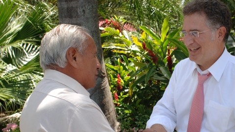 Joe García saluda a un simpatizante en el distrito 26 del estado de La Florida, donde él es representante.