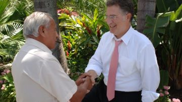 Joe García saluda a un simpatizante en el distrito 26 del estado de La Florida, donde él es representante.