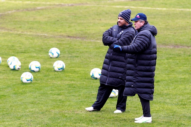 El técnico de Rayados, Víctor  Manuel Vucetich (der.), conversa con uno de sus asistentes durante el entrenamiento de ayer.