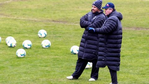 El técnico de Rayados, Víctor Manuel Vucetich (der.), conversa con uno de sus asistentes durante el entrenamiento de ayer.