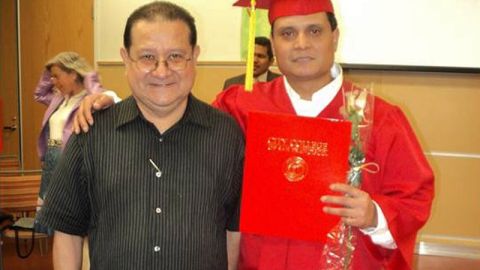 Salvador Ortiz (derecha) posa junto a uno de profesores en CCSF, tras graduarse de la High School en un programa para adultos.