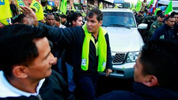 El presidente de Ecuador, Rafael Correa (c), saluda hoy durante un acto de campaña electoral, en Quito (Ecuador).
