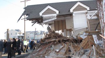 En la foto se puede ver una casa muy dañada por la tormenta Sandy en Mantoloking, Nueva Jersey.