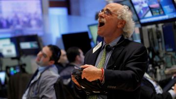 Un empleado de Wall Street mientras observa el ritmo de las acciones.
