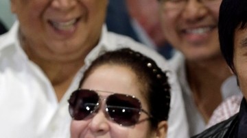 Un aparente saludable Manny Pacquiao habla a su gente a su llegada a Manila después de la pelea con Már   quez, al lado su esposa Jinkee.