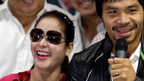 Un aparente saludable Manny Pacquiao habla a su gente a su llegada a Manila después de la pelea con Már   quez, al lado su esposa Jinkee.