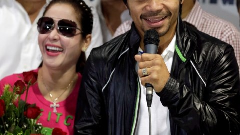 Un aparente saludable Manny Pacquiao habla a su gente a su llegada a Manila después de la pelea con Már quez, al lado su esposa Jinkee.
