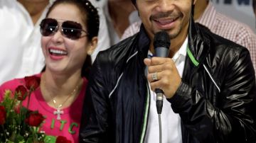 Un aparente saludable Manny Pacquiao habla a su gente a su llegada a Manila después de la pelea con Már   quez, al lado su esposa Jinkee.
