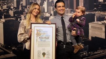 Jaime Camil con su  esposa Heidi Balvanera y su hija Elena Camil  luego de recibir el reconocimiento por parte del Ayuntamiento de Los Ángeles.