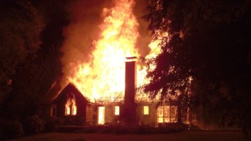 La casa de un propietario agrícola arde  en Temucho de Chile, donde  murieron un propietario agrícola y su esposa.