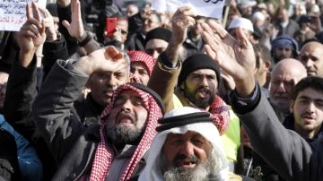 Seguidores del movimiento islámico Hizb al Tahrir y ciudadanos sirios residentes en Jordania participan en una protesta como muestra de solidaridad con el pueblo sirio.