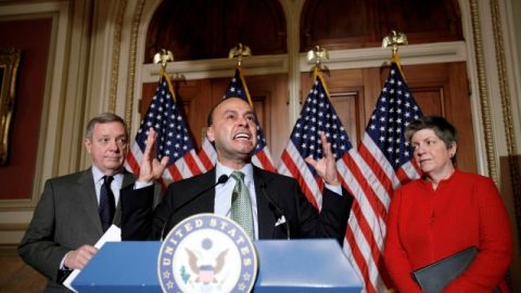 El legislador de origen puertorriqueño Luis Gutiérrez (c), se suma a líderes demócratas que impulsan una reforma migratoria.