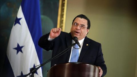 El canciller de Honduras, Arturo Corrales "ha nombrado una Comisión Investigadora con la finalidad de recibir, recopilar y constatar la información pertinente sobre el hecho suscitado", indicó la Cancillería hondureña en un escueto comunicado.