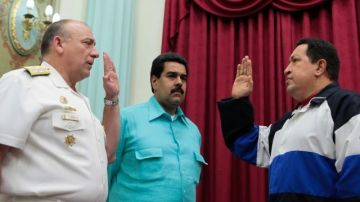 Maduro junto a Hugo Chávez cuando fue juramentado vicepresidente de Venezuela.