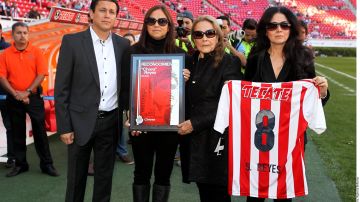 Familiares de Salvador Reyes estuvieron presentes en el homenaje de la leyenda del Guadalajara.