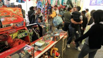 Compras de los juguetes de los Reyes Magos en plazas comerciales y mercados de la ciudad de México, ayer.