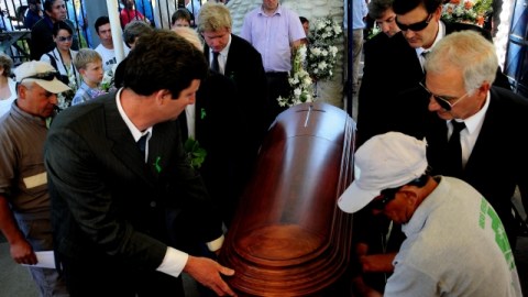 Familiares y amigos de Werner Luchsinger y Vivianne Mackay, latifundistas muertos en un incendio perpetrado por encapuchados, asisten al funeral, en Temuco (Chile).