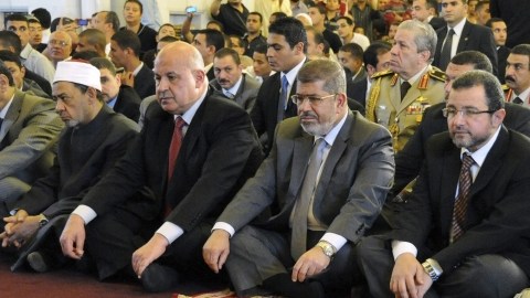 Se  muestra al ministro de Defensa, Abdelfattah Said el-Sisi; al primer ministro, Hisham Qandil; al presidente, Mohamed Mursi; y al vicepresidente, Mahmoud Mekki, durante rezos por  Fiesta del Sacrificio, en El Cairo.