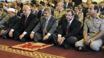 Se  muestra al ministro de Defensa, Abdelfattah Said el-Sisi; al primer ministro, Hisham Qandil; al presidente, Mohamed Mursi; y al vicepresidente, Mahmoud Mekki, durante rezos por  Fiesta del Sacrificio, en El Cairo.