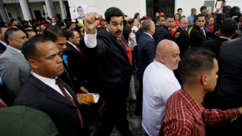 El vicepresidente Nicolás Maduro (centro) saluda a los simpatizantes del presidente Hugo Cháves, después de una sesión con los legisladores que ratificaron la presidencia de Diosdado Cabello en la Asamblea.